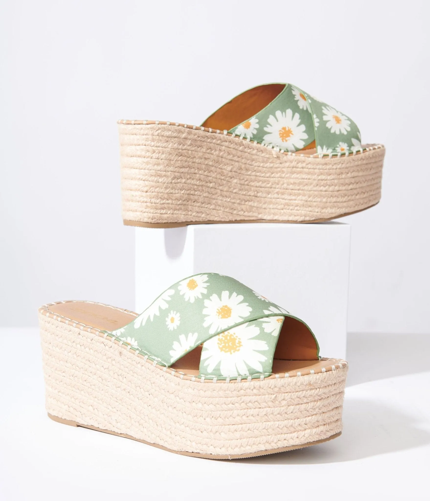 1970s Sage Daisy Platform Woven Sandals