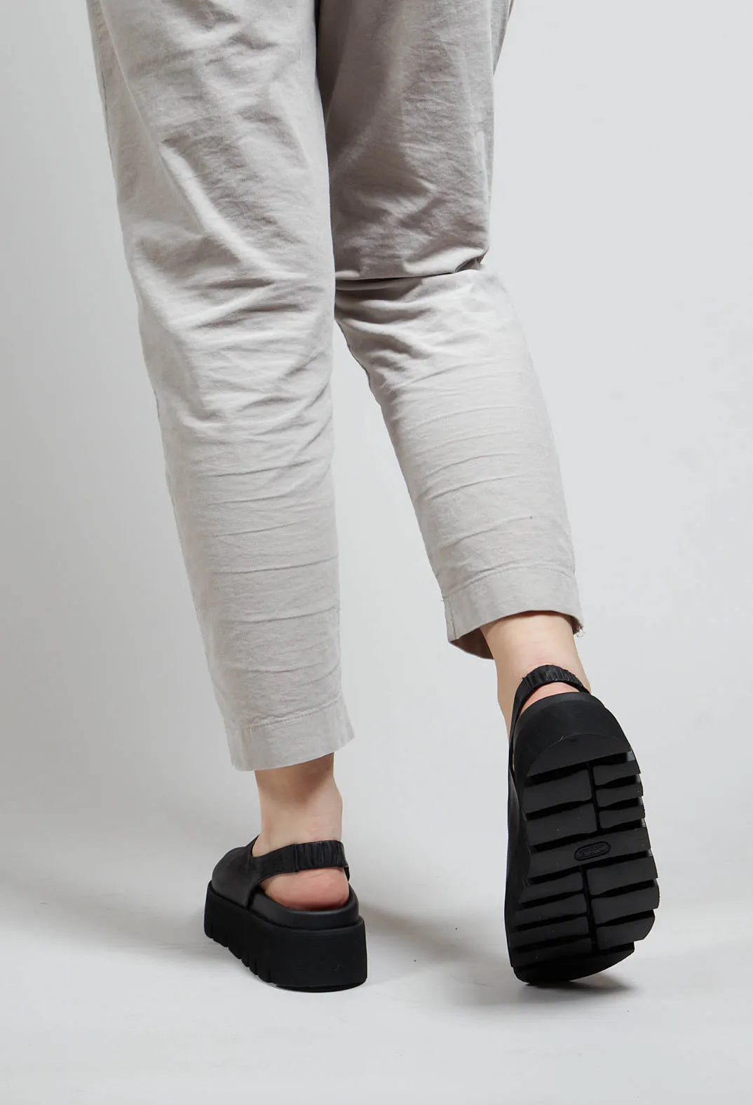 Open Toe Sandals in Gasoline Nero