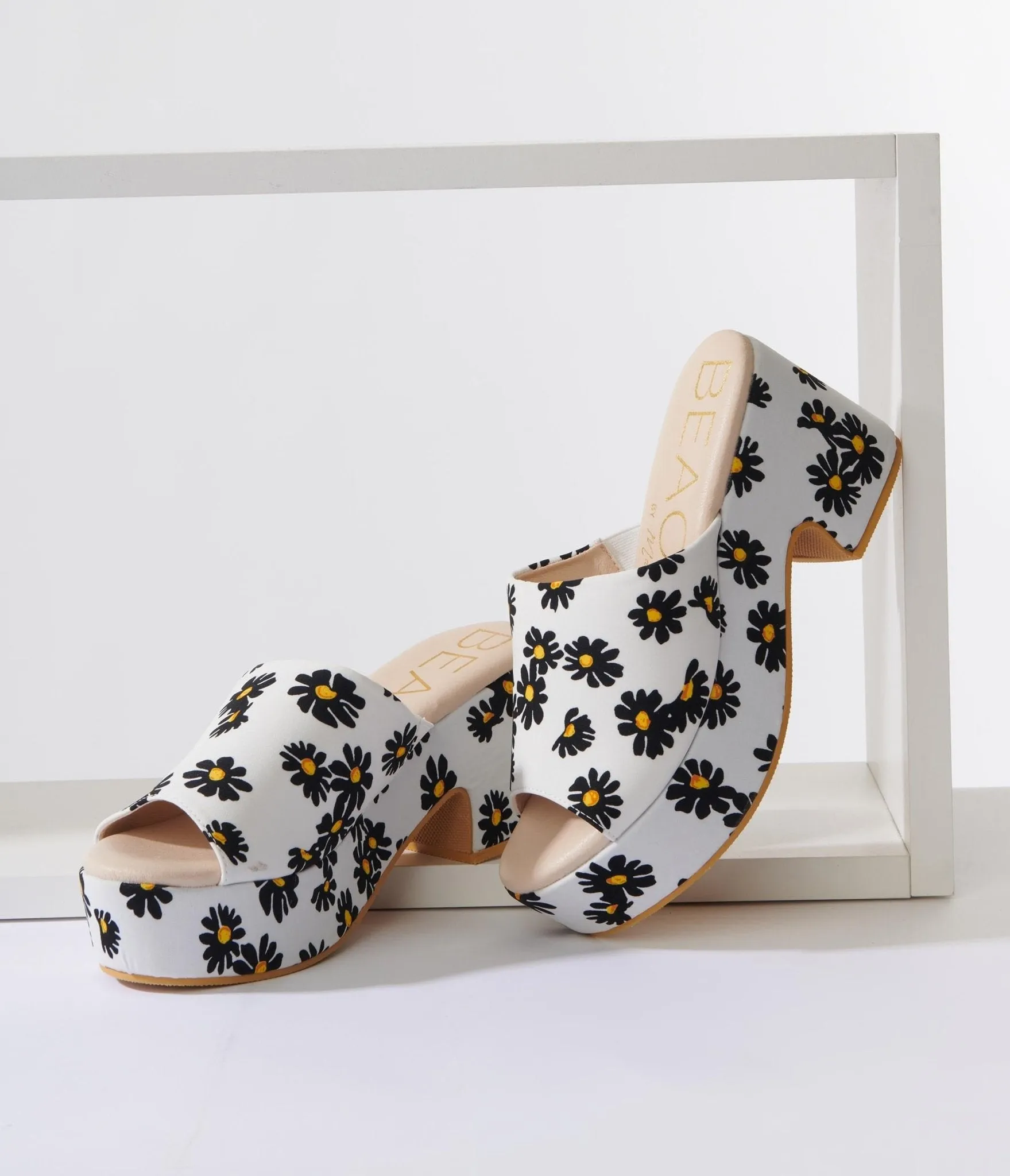 White & Black Daisy Print Platform Mule